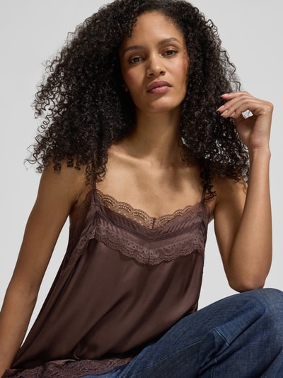 Frauenmodel trägt Regular Fit Blusentop mit Spitzenbesatz von Jake*s Collection, braunes Satin, semitransparent, Nahaufnahme Oberkörper.