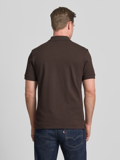 Männermodel trägt Regular Fit Poloshirt aus reiner Baumwolle Modell 'PALLAS' von BOSS, Optik: Unifarben, Ganzkörperansicht Rückansicht.