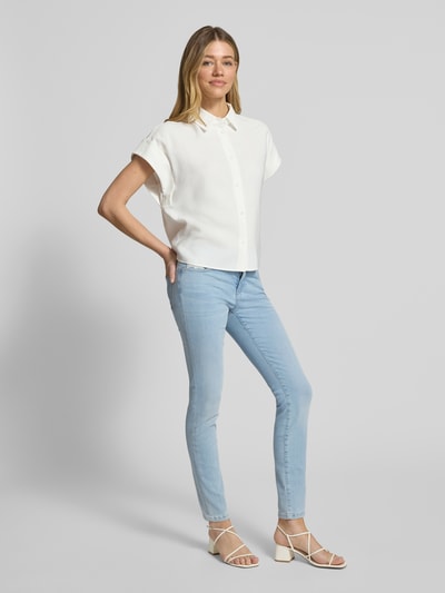 Frauenmodel trägt Slim Fit Jeans mit Stitching von Marc Cain aus Baumwoll-Mix mit Stretch-Anteil in Hellblau, Ganzkörperansicht von vorne. Damen, Slim-Fit, Low Waist, Eingrifftaschen, Bundweite bei Größe 36: 40 cm, Innenbeinlänge bei Größe 36: 76 cm.