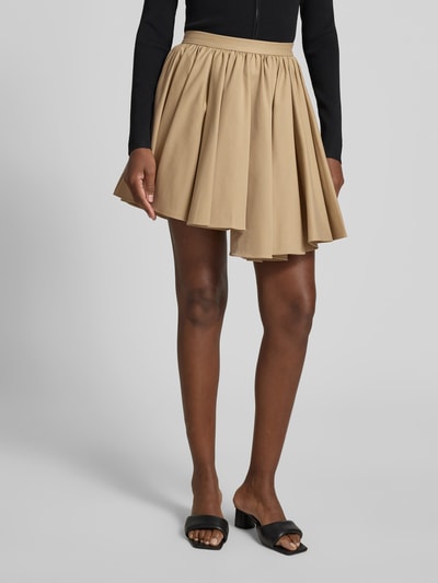 Frauenmodel trägt Minirock mit Lyocell-Anteil von Self-Portrait in Beige, A-Linie, elastischer Bund, Eingrifftaschen, Nahaufnahme Unterkörper. Gesamtlänge 47 cm, Bundweite 34 cm bei Größe S.