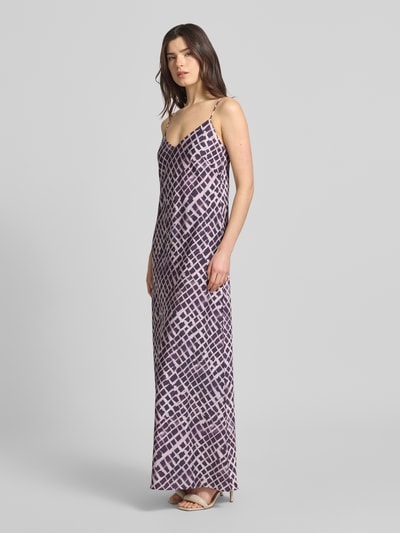 Frauenmodel trägt Abendkleid im Allover-Look mit Spaghettiträgern von Jake*s Cocktail aus Satin, A-Linie, Maxikleid, V-Ausschnitt, Ganzkörperansicht von vorne.