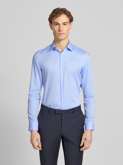 Männermodel trägt Slim Fit Business-Hemd mit Kentkragen von Jake*s in Hellblau, reine Baumwolle, Knopfleiste, Ganzkörperansicht von vorne.