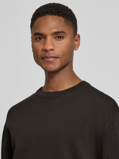 Männermodel trägt Strickshirt mit Rundhalsausschnitt Modell 'DERICO' von Drykorn, reine Baumwolle, Regular Fit, Nahaufnahme Oberkörper.