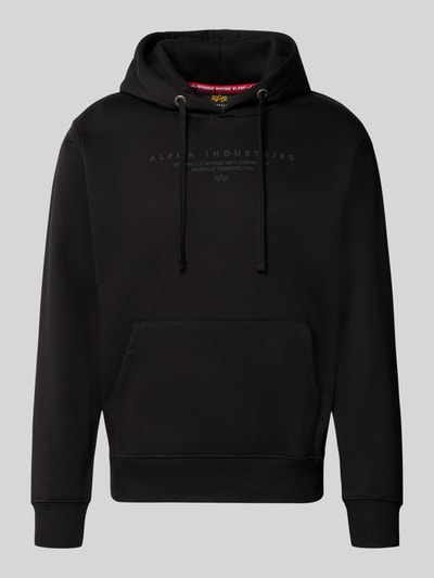 Produktfoto, Relaxed Fit Hoodie aus Baumwoll-Mix mit Label-Detail von Alpha Industries in Schwarz, Känguru-Tasche, Kapuze, strukturierte Oberfläche