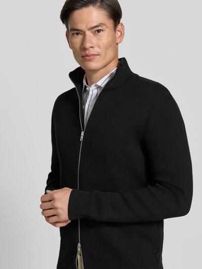 Männermodel trägt Regular Fit Jacke aus reiner Baumwolle Modell 'MILANO' von JACK & JONES in Schwarz, Strick-Optik, Nahaufnahme Oberkörper.