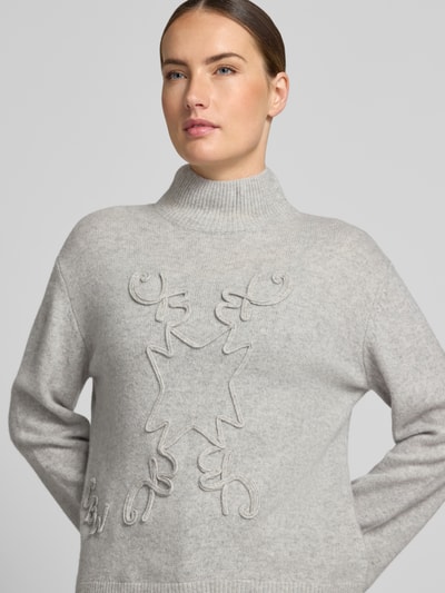 Vrouwenmodel draagt gebreide pullover met opstaande kraag van Christian Berg Woman, los model, ribboorden, met lange mouwen, Nahaufnahme Oberkörper