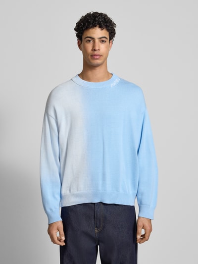 Mężczyznamodel nosi bluzę z cieniowaniem Sweatshirt mit Farbverlauf Modell 'Another Stich' von ANOTHER COTTON LAB, luźny krój, wyhaftowane logo, prążkowane wykończenia, okrągły dekolt, wykonana z czystej bawełny, długość tyłu 64 cm, długość rękawów 55 cm, jasnoniebieskie i białe odcienie, gładka tekstura, Ganzkörperansicht von vorne.