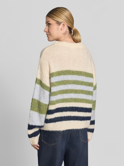 Vrouwenmodel draagt gebreide pullover met ronde hals Model 'BOSELE' van ICHI, katoenmix, loose fit, streepdesign, Ganzkörperansicht Rückansicht.
