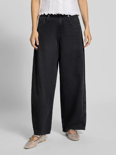 Frauenmodel trägt Barrel Jeans aus reiner Baumwolle Modell 'TAYLOR' von ONLY, schwarze Farbe, lockerer Schnitt, Damen Barrel Jeans von ONLY, Ganzkörperansicht von vorne.