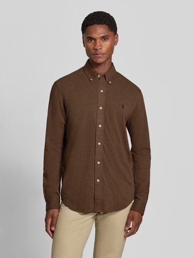 Männermodel trägt Regular Fit Freizeithemd aus reiner Baumwolle von Polo Ralph Lauren in Braun, glatte Textur, Ganzkörperansicht von vorne.