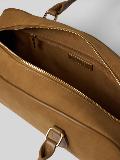 Produktfoto, Shoulder Bag in Leder-Optik Modell 'Nibe' von Seidenfelt in Braun mit Hauptfach, Reißverschluss, Schulterriemen, Struktur matt, Breite 42 cm, Länge 44 cm, Tiefe 11 cm, Länge Schulterriemen 40 cm, Reißverschlussinnentasche, Detailaufnahme