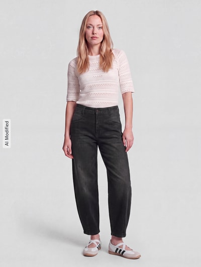 Frauenmodel trägt Barrel Jeans aus Baumwoll-Mix Modell 'ELIN' von CAMBIO in dunklem Grau mit lockerem Schnitt, Damen Barrel Jeans von CAMBIO, Ganzkörperansicht von vorne, KI-modifiziertes Bild.