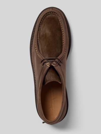 Produktfoto, Bootsschuhe mit Label-Detail Modell 'LATYMER' von POMPEII BRAND aus braun beschichtetem Leder, abgerundete Form, Profilsohle, sichtbare Nähte, Detailreiche Textur, Absatzhöhe 3 cm, Schafthöhe 7 cm, Schaftweite 10 cm, Schnürung, Label-Detail.