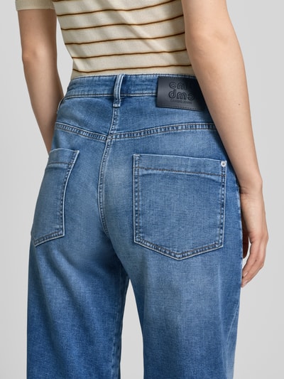 Frauenmodel trägt Barrel Fit Jeans mit aufgesetzten Taschen Modell 'OCEAN' von Cambio, blauer Baumwoll-Mix mit Stretch, Nahaufnahme Rückansicht.