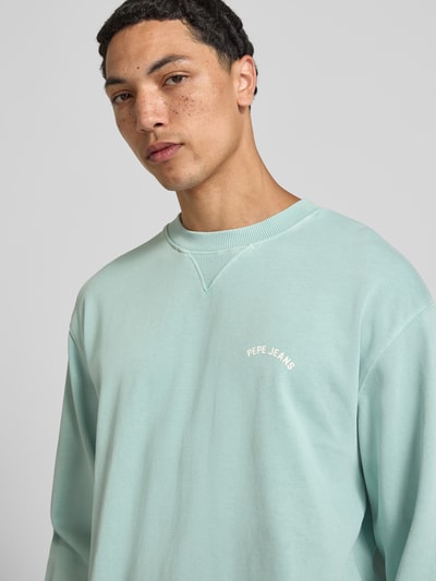 Männermodel trägt Regular Fit Sweatshirt aus reiner Baumwolle Modell 'JOHN CREW' von Pepe Jeans in Hellblau, Nahaufnahme Oberkörper, Herren Sweatshirt.