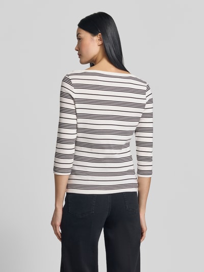 Frauenmodel trägt Slim Fit T-Shirt aus reiner Baumwolle von Tommy Hilfiger, cremefarben mit schwarzen Streifen, schwarze Hose, Ganzkörperansicht Rückansicht, Damen T-Shirt von Tommy Hilfiger