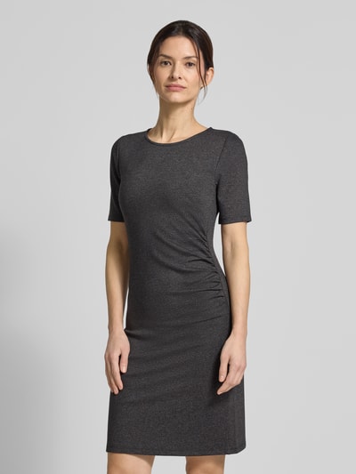 Frauenmodel trägt knielanges Kleid aus Viskose-Mix Modell 'CHARLIE' von GUIDO MARIA KRETSCHMER WOMAN in Dunkelgrau, figurbetonter Schnitt, Rundhalsausschnitt, 1/2-Arm, Ganzkörperansicht von vorne.