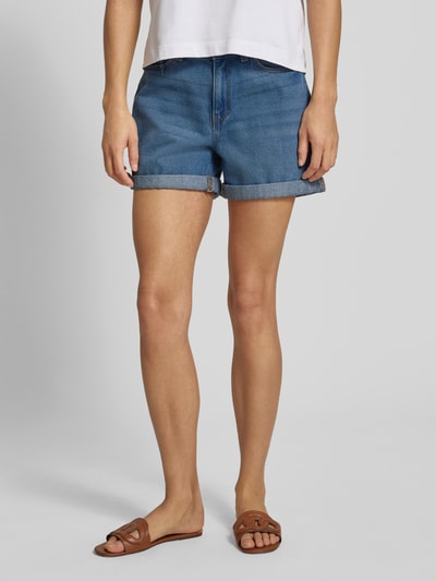 Frauenmodel trägt Regular Fit Shorts im 5-Pocket-Design Modell 'Miley' von Noisy May aus Reine Baumwolle, Ganzkörperansicht von vorne.