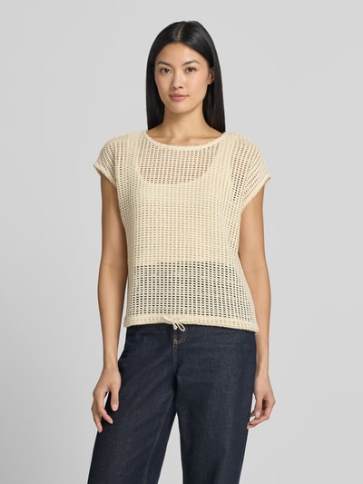 Vrouwenmodel draagt Relaxed Fit T-shirt uit gehaakt kant van s.Oliver RED LABEL in beige, rechte vormen, grofmazige textuur. Ganzlichaamsvooraanzicht.