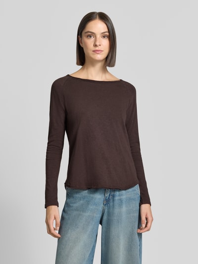 Frauenmodel trägt Regular Fit Longsleeve aus reiner Baumwolle von Rich & Royal, U-Boot-Ausschnitt, offener Saum, Ganzkörperansicht von vorne. Rückenlänge bei Größe S: 59 cm.