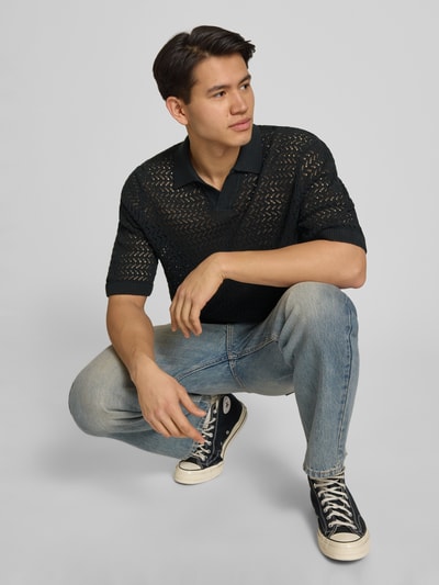 Männermodel trägt Regular Fit Poloshirt aus Baumwoll-Mix Modell 'NYLE' von Only & Sons in Strickoptik mit Strukturmuster, Ganzkörperansicht von vorne.