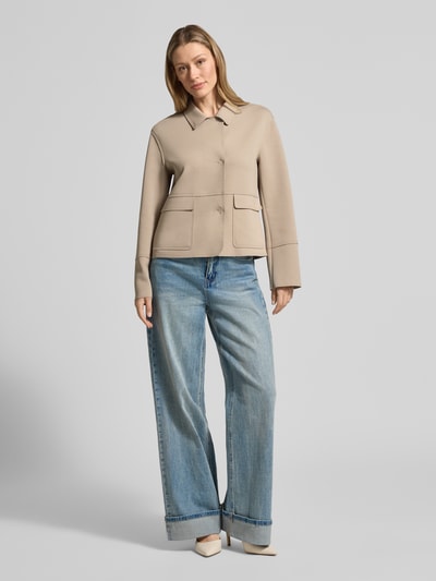 Frauenmodel trägt Blazer mit Kentkragen und aufgesetzten Pattentaschen von WHITE LABEL in Beige, kombiniert mit weiter Jeans; Ganzkörperansicht von vorne. Baumwoll-Mix mit Stretch, gerader Schnitt, verdeckter Verschluss, strukturierte Textur.
