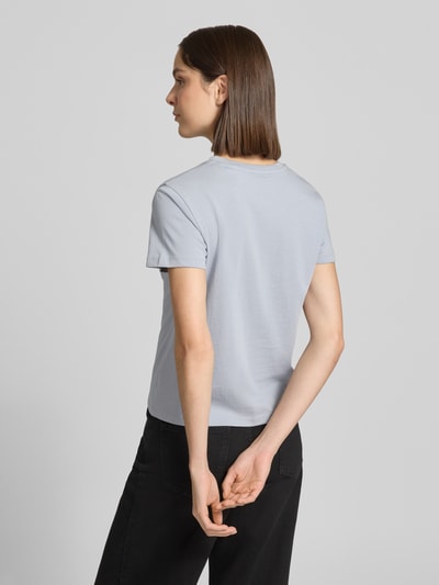 Frauenmodel trägt Regular Fit T-Shirt aus reiner Baumwolle von Marc O'Polo, unifarben, Kurzarm, Rundhals, Label Print, Ganzkörperansicht Rückansicht