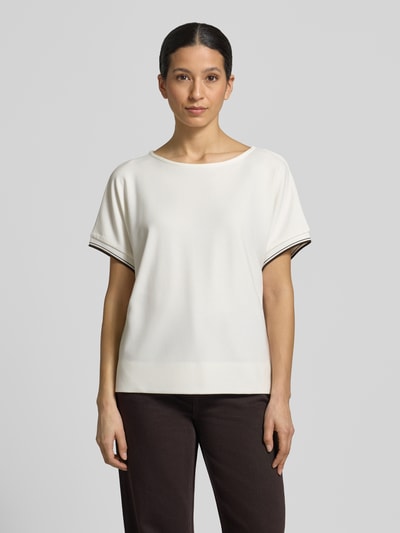 Frauenmodel trägt Damen T-Shirt aus Viskose-Mix mit Stretch-Anteil Modell 'Giprep' von OPUS, Relaxed-Fit, Kontraststreifen, Rundhalsausschnitt, Ganzkörperansicht von vorne.