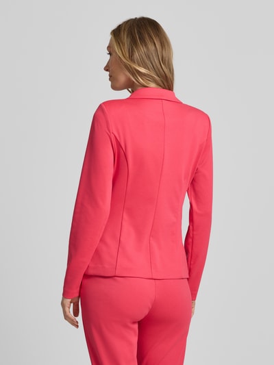 Vrouwenmodel draagt Regular Fit Blazer met Viskose-Anteil model 'Kate' van ICHI in felroze, elastische materiaalmix met reverskraag, paspelzakken en knoopsluiting, glad oppervlak; ruglengte bij maat S 58 cm, borstwijdte 43 cm, mouwlengte 62 cm; geheel van achteren.