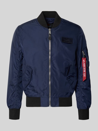 Produktfoto, Regular Fit Bomberjacke mit Logo-Patch von Alpha Industries in Dunkelblau, mit Umlegekragen, aufgesetzte Taschen, Reißverschluss, elastische Abschlüsse, Rückenlänge 66 cm, Schulterbreite 44 cm, Brustweite 56 cm, Ärmellänge 66 cm.