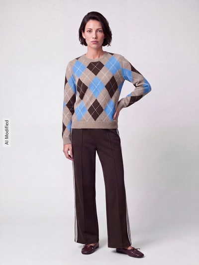 Frauenmodel trägt Regular Fit Pullover aus reinem Kaschmir von Jake*s Casual mit Rautenmuster in Beige, Blau und Braun, Ganzkörperansicht von vorne, KI-modifiziertes Bild.