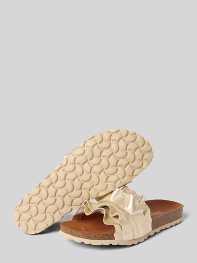 Produktfoto, Slippers aus echtem Leder-Mix Modell 'Rocio' von Verbenas in Gold mit Rüschenbesatz, offener Ferse, abgerundeter Passform, Absatzhöhe 3 cm, strukturierte helle Sohle