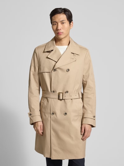 Männermodel trägt Regular Fit Trenchcoat mit Reverskragen Modell 'Aberdeen' von CINQUE in Beige, doppelreihig, Ganzkörperansicht von vorne.