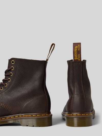 Productfoto, veterboots van echt leer Model 'Pascal' van Dr. Martens, afgerond model, structuurpatroon, profielzool, labeldetail, hakhoogte maat 40: 4 cm, schachthoogte: 14 cm, schachtbreedte: 11 cm