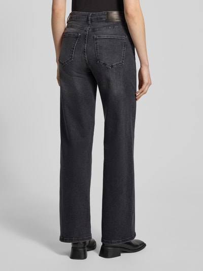 Frauenmodel trägt Jeans mit 5-Pocket-Design Modell 'Miva' von Opus aus Baumwoll-Mix mit Stretch-Anteil, lockerer Schnitt, Ganzkörperansicht Rückansicht.