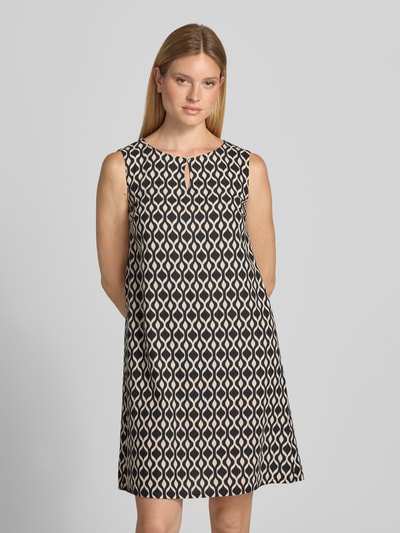 Frauenmodel trägt A-Linien Freizeitkleid aus Leinen-Viskose-Mix von Betty Barclay, geometrisches Muster in Schwarz und Beige, Ganzkörperansicht von vorne.