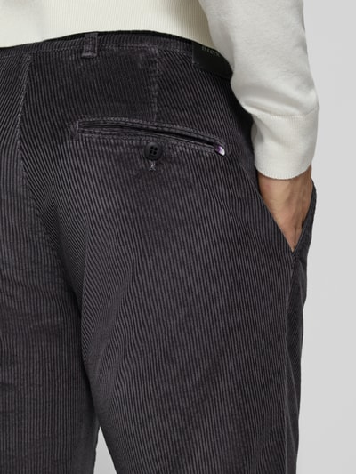 Männermodel trägt Modern Fit Cordhose aus Baumwoll-Mix Modell 'Fabio' von Brax in anthrazit mit feiner Rippenstruktur, Nahaufnahme Rückansicht, Herren Schmale Hose von Brax