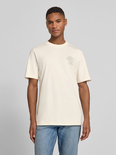 Męski model nosi T-Shirt mit rückseitigem Motiv-Print Modell 'Ben Faience' von Les Deux, bawełna, krój regular fit, beż, przód, całe ciało.