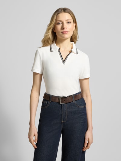 Kobiece modelka nosi Regular Fit Poloshirt mit V-Ausschnitt und Kontraststreifen von Jake*s Collection, bawełna, krój regular fit, dekolt w serek, paski w kontrastowym kolorze, długość tyłu w rozmiarze S: 55 cm, klasyczny biały kolor, gładka tekstura, jeansy, całkowity widok z przodu