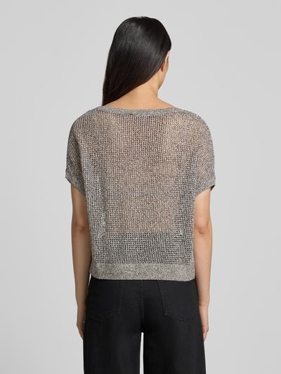 Frauenmodel trägt Relaxed Fit T-Shirt in Strick-Optik von Comma, reine Baumwolle, semitransparent, kurzärmelig, Rückenlänge 51 cm, Ganzkörperansicht Rückansicht.