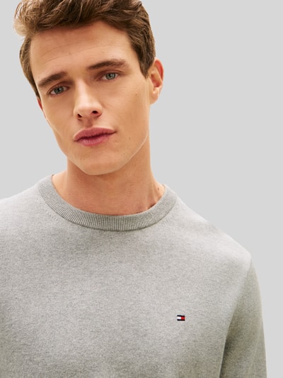 Tommy Hilfiger Sweter o kroju regular fit z mieszanki bawełny i kaszmiru Jasnoszary melanż 3