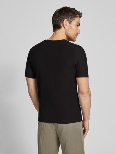 Männermodel trägt T-Shirt mit V-Ausschnitt und Knopfleiste von MCNEAL, Reine Baumwolle, Regular-Fit, Rückenlänge 68 cm, Ganzkörperansicht Rückansicht.