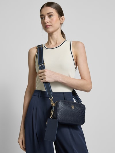 Tommy Hilfiger Kameratasche mit großflächiger Logo-Prägung Dunkelblau 1