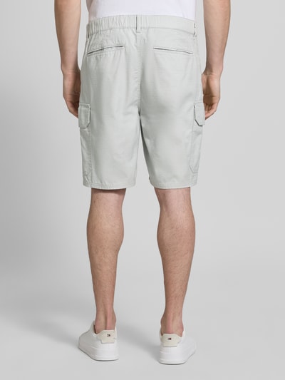 Männermodel trägt Relaxed Fit Bermudas aus reiner Baumwolle Modell 'DRAFTMEN' von Barbour, Optik: Unifarben, Ganzkörperansicht Rückansicht.