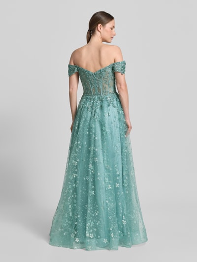 Modelka kobieca ma na sobie Corsagenkleid mit Stitchings und Pailletten od Unique, tiul, A-linia, maxi, turkus z cekinami, długość tyłu w rozmiarze 36: 160 cm, szerokość w rozmiarze 36: 37 cm, widok całej sylwetki z tyłu.