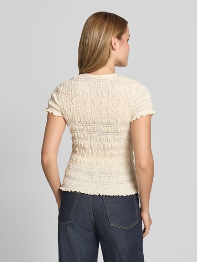 Frauenmodel trägt T-Shirt mit Smok-Details und Muschelsaum von Jake*s Casual aus Baumwoll-Mix mit Stretch-Anteil, Körpernaher-Schnitt, Rückenlänge bei Größe S: 52 cm, in Beige mit strukturierter Oberfläche, Ganzkörperansicht Rückansicht.