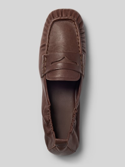 Produktfoto, Loafer aus echtem Leder mit glatter Sohle von Copenhagen in brauner Veloursleder-Optik, abgerundete Passform, Absatzhöhe 1 cm, Schafthöhe 7 cm, Schaftweite 16 cm bei Größe 40, neutrale Oberfläche mit feiner Textur.