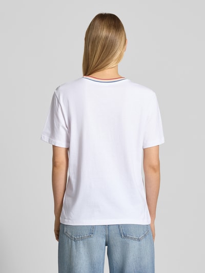 Männermodel trägt T-Shirt aus reiner Baumwolle von Jake*s Casual, biel, prosty krój, okrągły dekolt, półrękaw, długość tyłu S: 59 cm, Ganzkörperansicht Rückansicht.