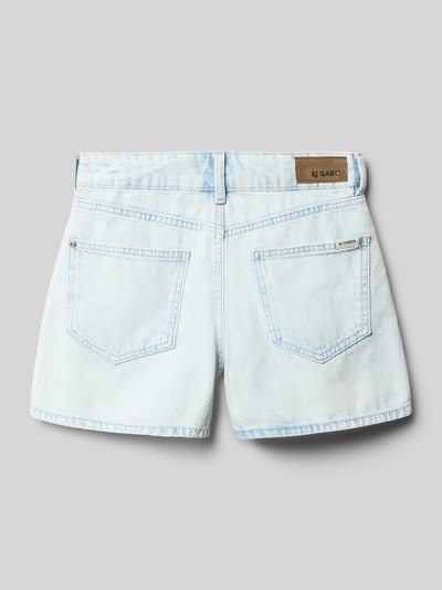 Produktfoto, Regular Fit Shorts mit Logo-Patch von Garcia, kinder Shorts aus Reine Baumwolle im 5-Pocket-Design, Knopf-Reißverschluss, hellblaue Farbe, Bundweite 34 cm, Innenbeinlänge 11 cm, Größe 140, glatte Textur