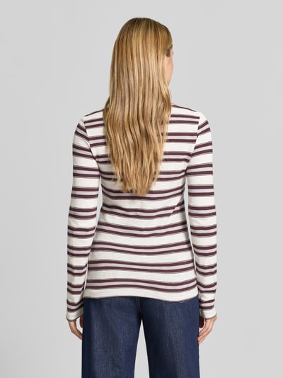 Frauenmodel trägt Regular Fit Langarmshirt aus reiner Baumwolle von Marc O'Polo in Weiß mit braunen Streifen, Damen Langarmshirt, Ganzkörperansicht Rückansicht.